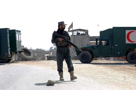 Lực lượng cảnh sát đang canh gác tại khu vực gần hiện trường vụ đánh bom liều chết tại thành phố Jalalabad, Afghanistan