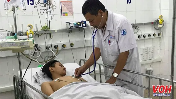 Thầy thuốc nhân dân Bạch Văn Cam – Cố vấn Khối hồi sức cấp cứu – Bệnh viện Nhi đồng 1 khám lại cho bệnh nhi vào sáng 6/3.
