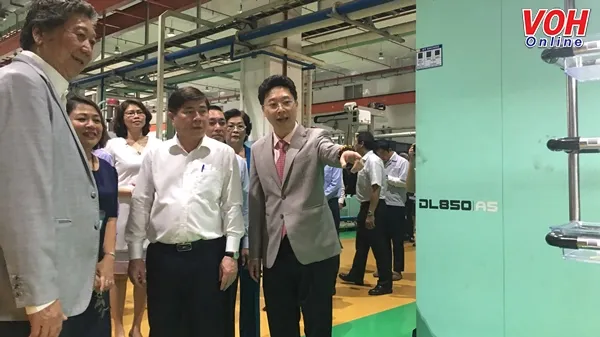 Chủ tịch Nguyễn Thành Phong tham quan dây chuyền sản xuất trang thiết bị y tế. 
