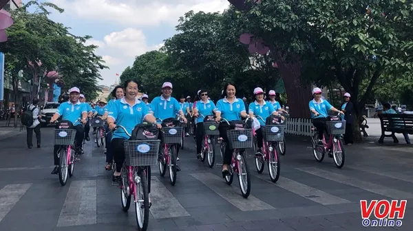 Bà Võ Thị Dung – Phó bí thư Thành Ủy TPHCM đạp xe hưởng ứng Lễ phát động "Năm an toàn cho phụ nữ và trẻ em