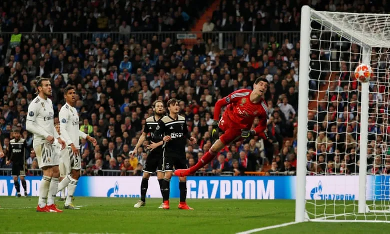 Thủ môn Courtois vô vọng trong pha cản phát pha dứt điểm của cầu thủ Ajax.