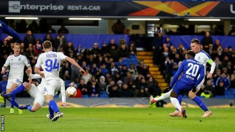 Callum Hudson-Odoi dứt điểm ghi bàn ấn định chiến thắng cho Chelsea ở phút 90.