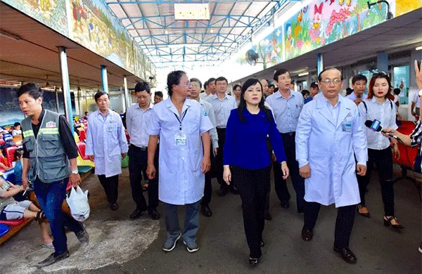 Bộ trưởng Bộ Y tế Nguyễn Thị Kim Tiến đi thực tế kiểm tra công tác điều trị bệnh sởi tại bệnh viện Nhi đồng 1, TPHCM