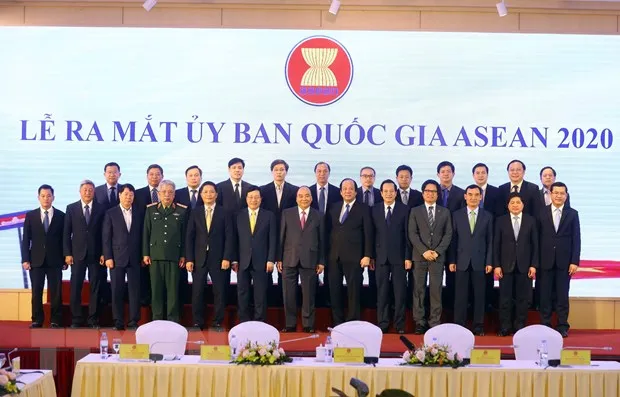 Thủ tướng Nguyễn Xuân Phúc chụp ảnh lưu niệm với các thành viên Ủy ban Quốc gia ASEAN 2020