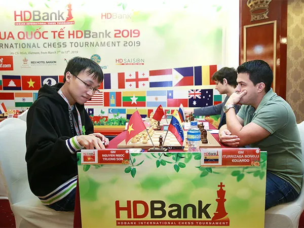 Nguyễn Ngọc Trường Sơn (trái) và các kỳ thủ Việt Nam đã chia tay cuộc đua ngôi vô địch