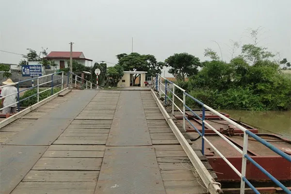 cầu phao Sông Hóa.