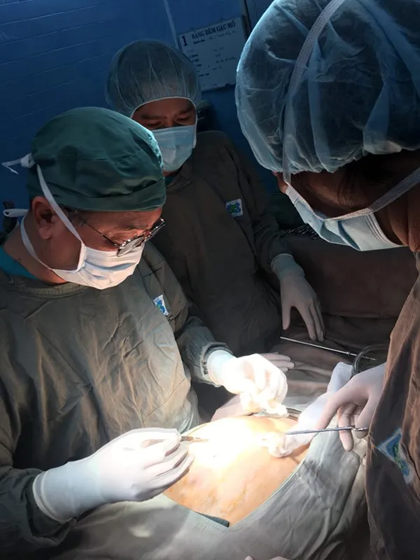 Phẫu thuật thành công bệnh nhân nữ khối u buồng trứng 15 kg