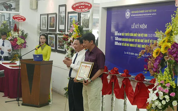  trao bằng khen của Bộ VHTTDL cho NSNA Lý Hoàng Long.