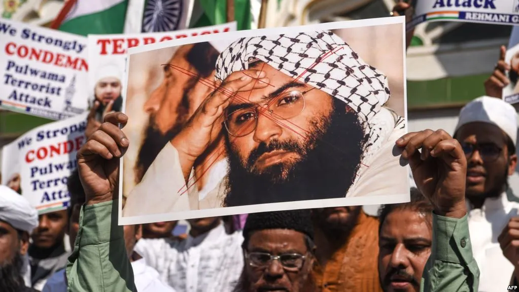 Người Hồi giáo Ấn Độ cầm ảnh phản đối Masood Azhar - thủ lĩnh tổ chức Jaish-e-Mohammad trong cuộc biểu tình hống Pakistan tại Mumbai ngày15/2/2019. 