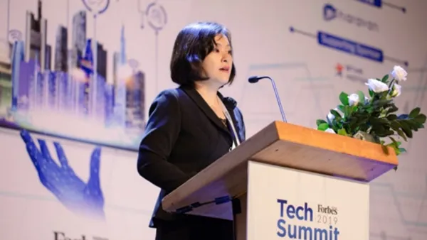 Bà Tô Thị Thu Hương - Phó Vụ trưởng Vụ Công nghệ Thông tin (Bộ Thông tin và Truyền thông) phát biểu tại diễn đàn Hội nghị Công nghệ - Tech Summit 2019