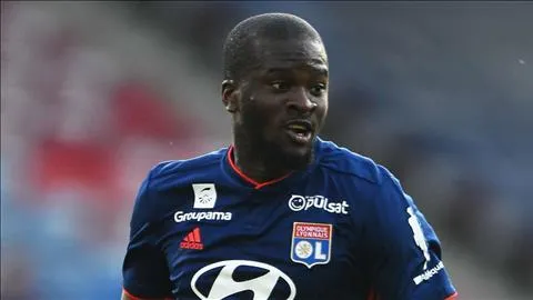 Lyon bán Tanguy Ndombele cho PSG thay vì MU