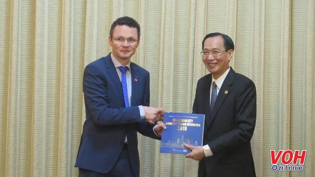 Phó Chủ tịch Thường trực UBND TPHCM Lê Thanh Liêm tặng quà lưu niệm cho ông Patrick O Donovan.
