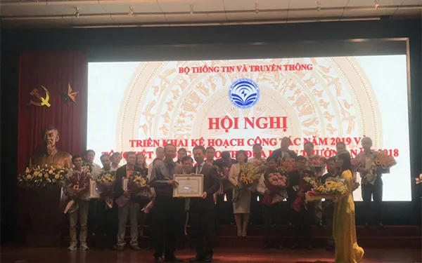 Bộ trưởng tặng Bằng khen cho Đài TNND TPHCM