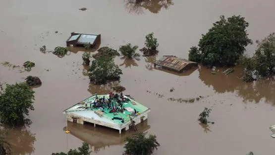 Nhiều người dân bị mắc kẹt cần được cứu hộ khẩn cấp vì nước lũ dâng cao (Ảnh: AFP) 