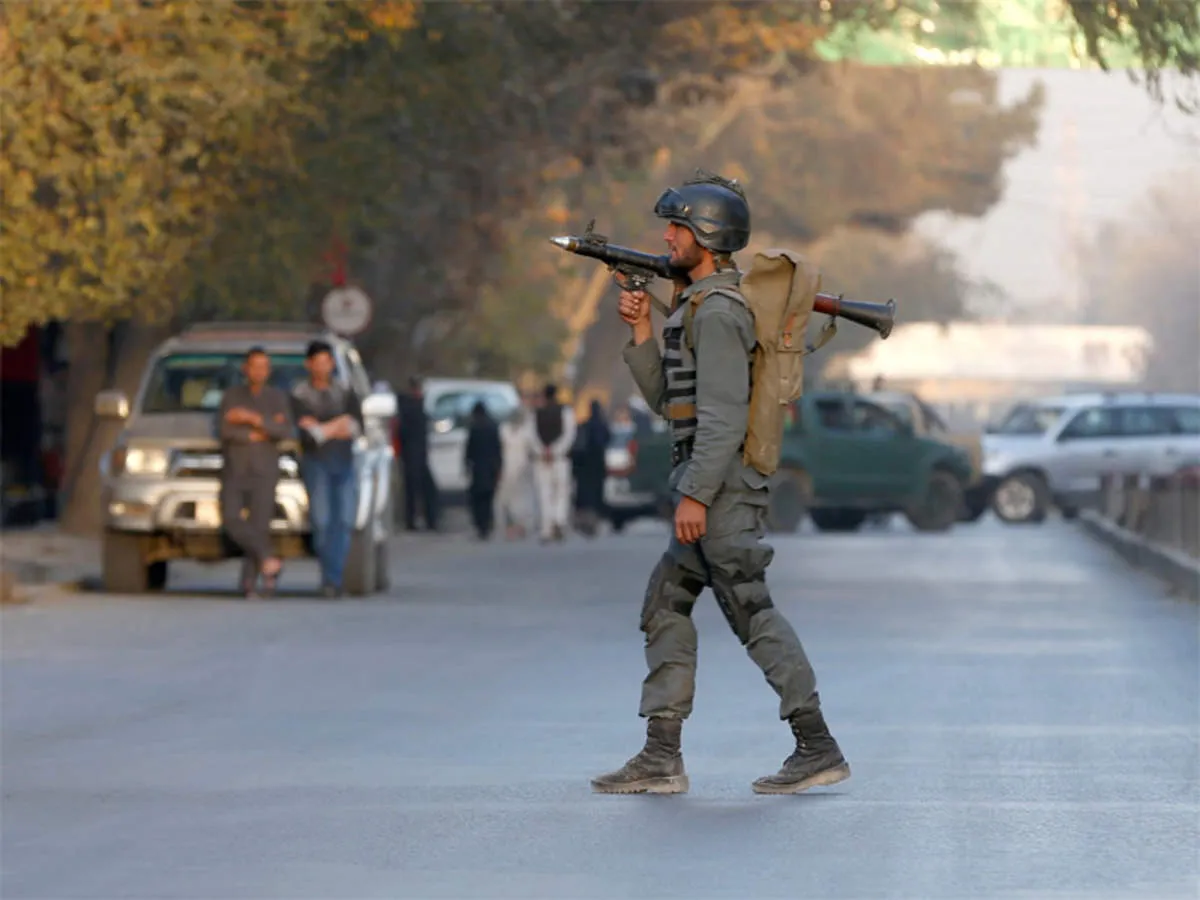 Một cảnh sát Afghanistan đang tuần tra tại thủ đô Kabul 