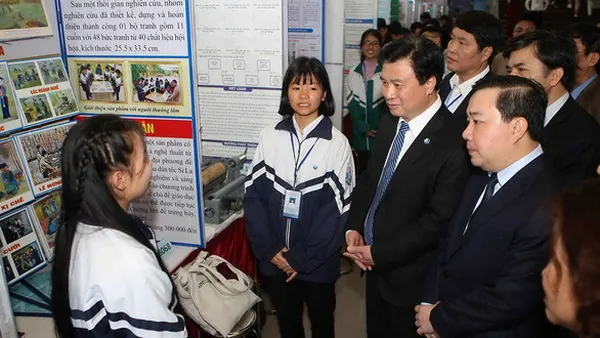 Ông Nguyễn Hữu Độ (thứ trưởng Bộ GD-ĐT) và thành viên ban giám khảo nghe học sinh trình bày dự án trong cuộc thi khu vực phía Bắc ngày 9-3