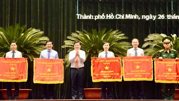 Ông Nguyễn Thành Phong - Chủ tịch UBND TPHCM trao cờ thi đua của UBNDTP cho các đơn vị dẫn đầu. 