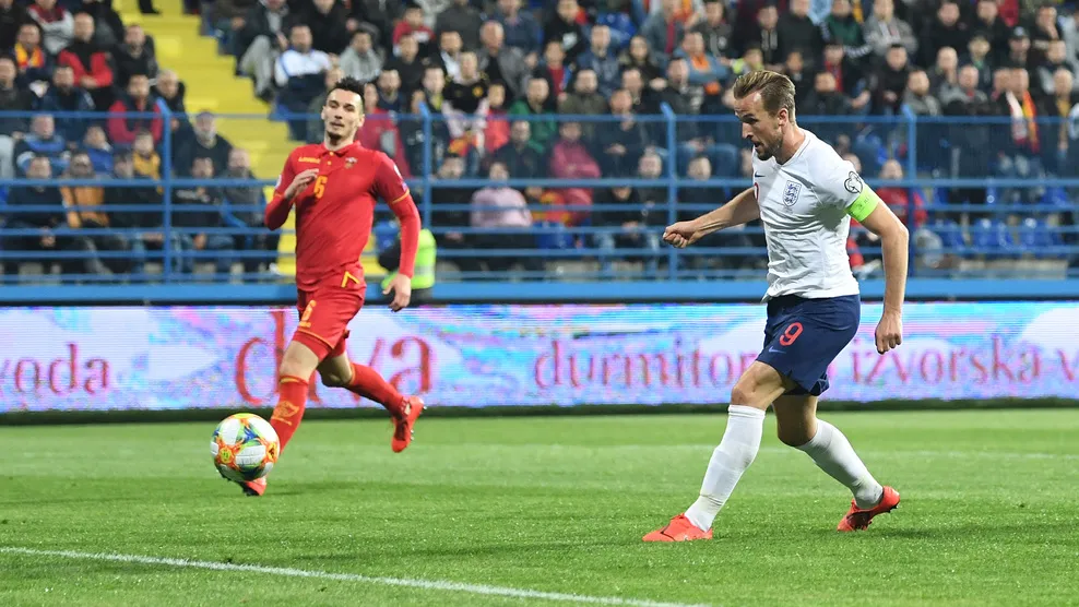 Tiền đạo Harry Kane lập cúp đúp giúp tuyển ANh đại thắng Montenegro trên sân khách.
