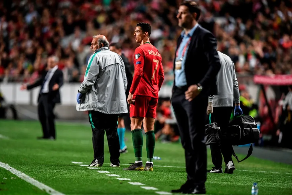 Cristiano Ronaldo rời sân nhường chỗ cho Pizzi ở phút thứ 30.