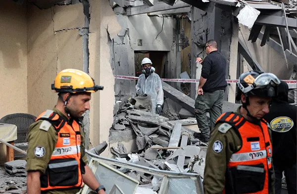 Tàn tích của ngôi nhà sau khi bị tên lửa rơi phải tại phía bắc Tel Aviv, Israel