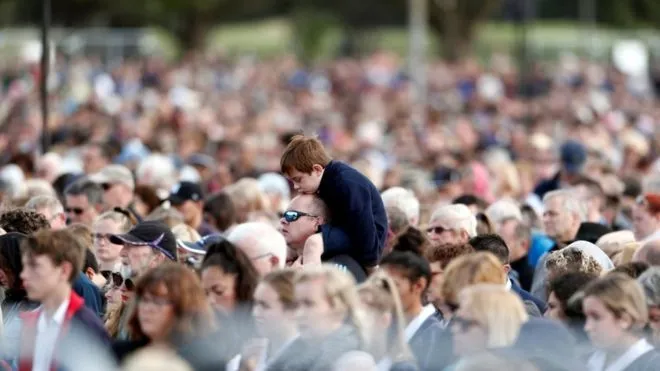 Hàng chục nghìn người tham dự lễ tưởng niệm quốc gia cho các nạn nhân vụ xả súng ở Christchurch. (Ảnh: BBC, Reuters)