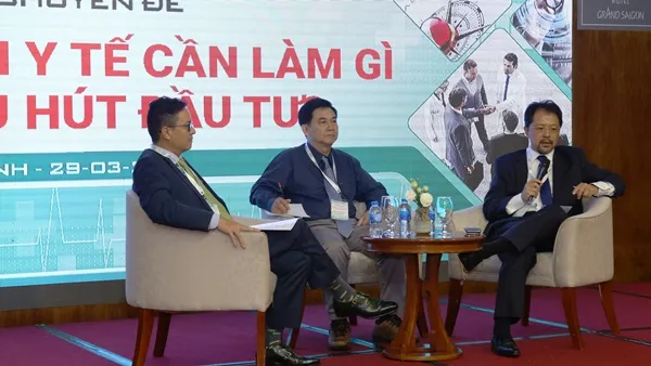 Bác sĩ Phạm Xuân Dũng (giữa) – Giám đốc Bệnh viện Ung bướu TPHCM trả lời câu hỏi của các đại biểu.  
