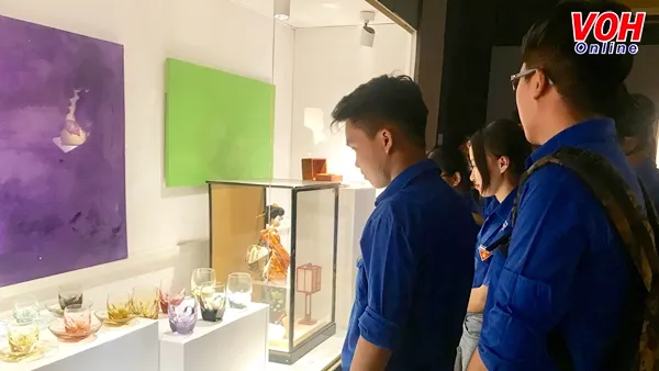 Đoàn viên, thanh niên tham quan phòng trưng bày hiện vật tại Bảo tàng Tôn Đức Thắng