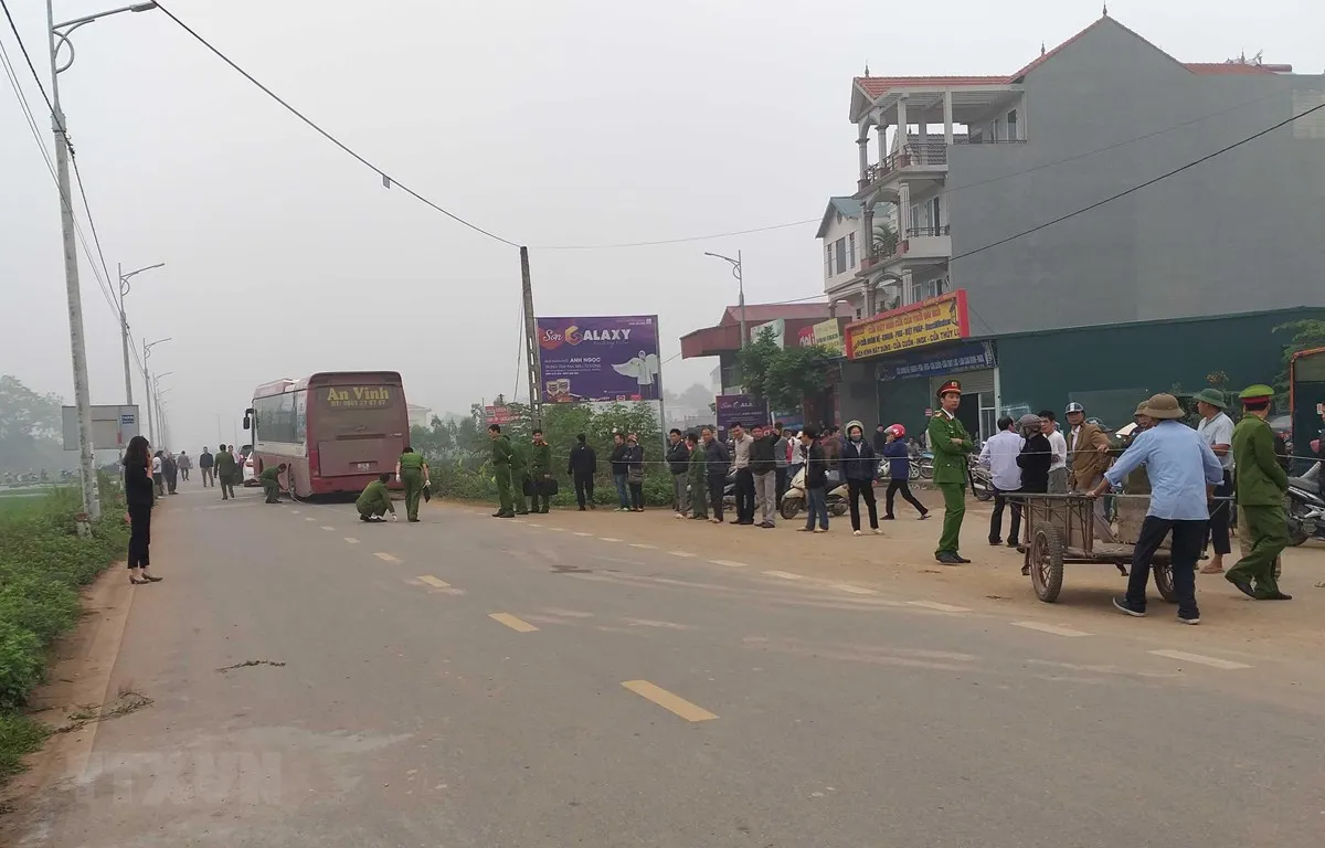 Lực lượng chức năng tỉnh Vĩnh Phúc làm việc tại hiện trường. (Ảnh: Nguyễn Thảo/TTXVN)