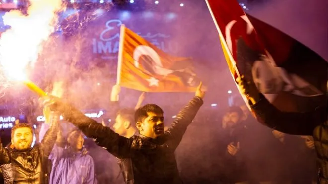 Người ủng hộ đảng đối lập CHP ăn mừng sau bầu cử tại thành phố Istanbul (Ảnh: AFP)