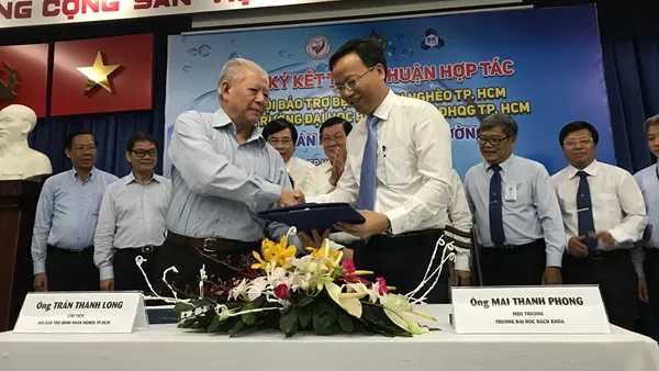 Ông Trần Thành Long - chủ tịch Hội Bảo trợ bệnh nhân nghèo TPHCM và ông Mai Thanh Phong - Hiệu trưởng trường Đại học Bách Khoa ký kết thỏa thuận hợp tác dự án “Nước sạch học đường”
