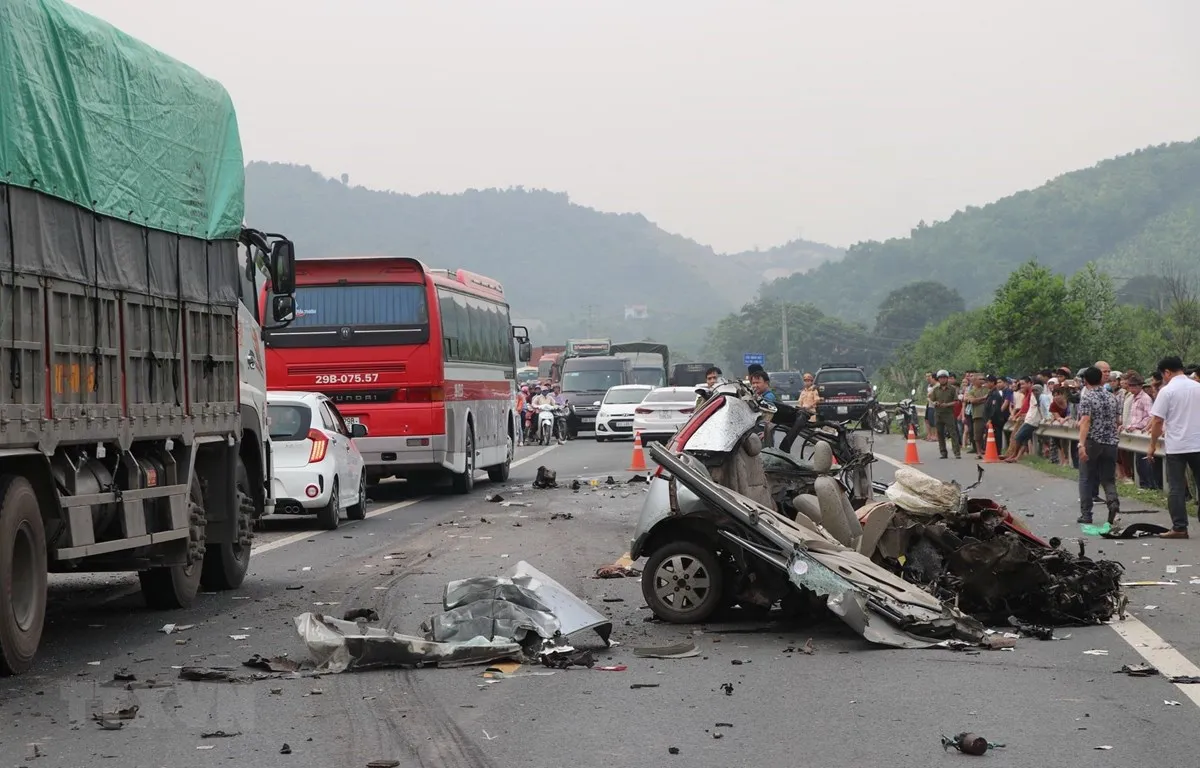 Tai nạn giao thông 1/4: Xe tải va chạm ôtô tại Hòa Bình khiến 1 người chết, 2 người bị thương
