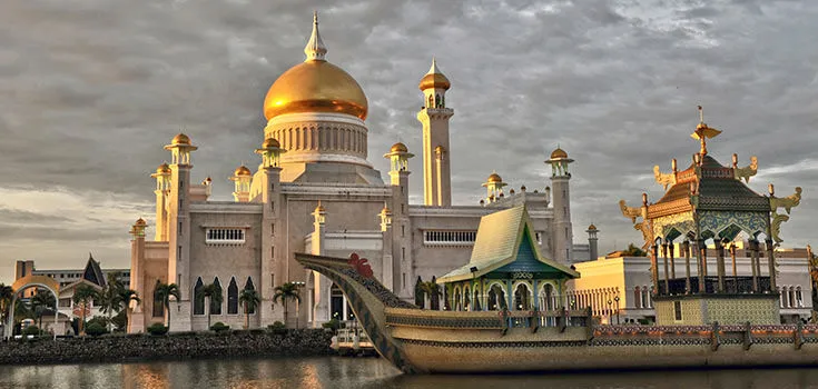 Brunei là quốc gia cực kỳ giàu có tại Đông Nam Á chủ yếu nhờ vào các hoạt động xuất khẩu dầu khí. Trong ảnh: Nhà thờ Hồi giáo Sultan Omar Ali Saifuddin ở thủ đô Bandar Seri Begawan của Brunei. (Ảnh: AFP)