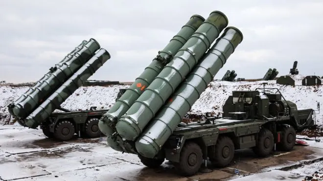 Nga cho rằng hệ thống tên lửa S-400 có thể bắn hạ lên tới 80 mục tiêu cùng một lúc (Ảnh: BBC) 