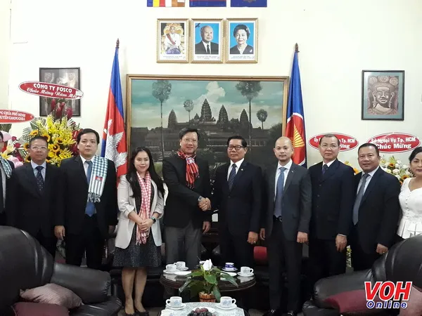 Ông Lê Quang Long-Giám đốc Sở Ngoại vụ đến Tổng lãnh sự quán Campuchia thăm, tặng hoa và chúc mừng nhân dịp Tết Cổ truyền Chau Chnam Thmey.