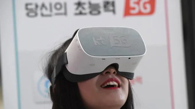 Khách hàng sử dụng thử dịch vụ 5G trên thết bị thực tế ảo tại Seoul, Hàn Quốc