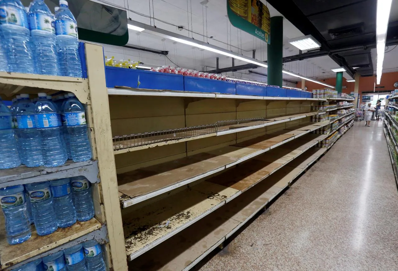 Các kệ hàng trống không tại một siêu thị ở thủ đô Havana của Cuba ngày 4/4/2019 (Ảnh: Reuters)