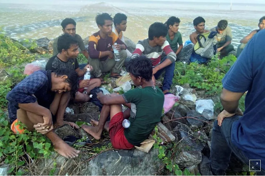 Cảnh sát tìm thấy hàng chục người được cho là người Rohingya trên bờ biển Sungai Belati, Perlis, Malaysia vào ngày 8/4/2019 (Ảnh: Reuters
