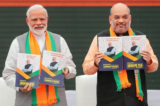 Thủ tướng Ấn Độ Narenda Modi (trái) và người đứng đầu đảng cầm quyền BJP tại buổi lễ phát hành tuyên ngôn bầu cử ngày 8/4/2019 (Ảnh: Reuters)