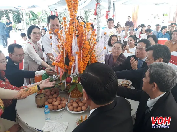 Lãnh đạo TP cùng tham gia thực hiện nghi thức đón năm mới Bumpimay Lào