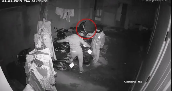 Hai tên trộm mang theo dao khi trộm cắp.  