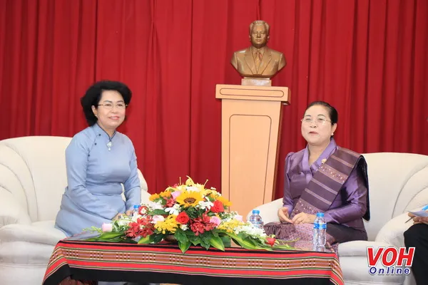 Bà Phimpha Keomixay - Tổng lãnh sự Lào tiếp đoàn.
