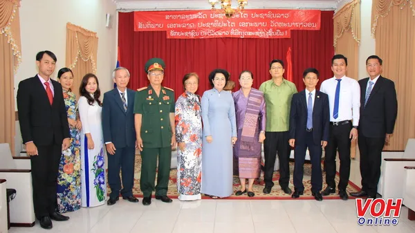 Đoàn Ủy ban MTTQ Việt Nam TPHCM chụp ảnh lưu niệm với Tổng Lãnh sự Lào Phimpha Keomixay.