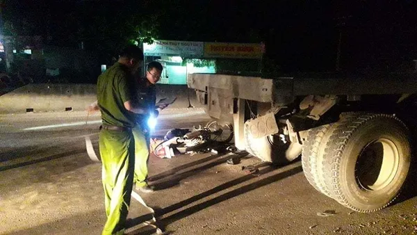Hiện trường vụ nam thanh niên tông vào đuôi xe tải tại Nghệ An