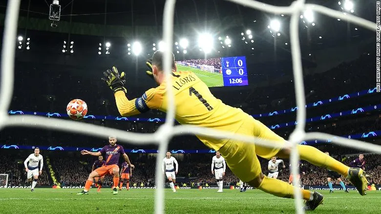 Thủ môn Lloris của Tottenham xuất sắc cản phá thành công cú đá 11 mét của tiền đạo Man City Aguero.