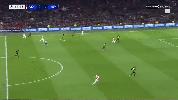 Bàn thắng đáp trả của Ajax ngay từ phút đầu tiên của hiệp 2.