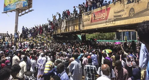 Người biểu tình tập trung tại Khartoum, Sudan, ngày 8/4/2019. (Ảnh: AFP)