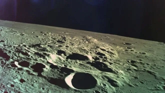 Một trong những bức ảnh cuối cùng của bề mặt Mặt trăng do tàu Beresheet chụp trước khi tàu bị đâm (Ảnh: BBC)