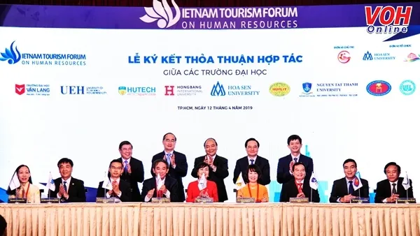 Thủ tướng Nguyễn Xuân cùng lãnh đạo các bộ ngành, lãnh đạo TPHCM và các tỉnh, thành tham dự  “Diễn đàn Nguồn nhân lực Du lịch Việt Nam” lần đầu tiên tổ chức.