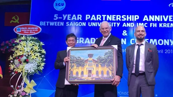 PHiệu trưởng Trường Đại học Sài Gòn trao quà lưu niệm cho lãnh đạo Trường Đại học  Khoa học Ứng dụng IMC Krems (Cộng hoà Áo)