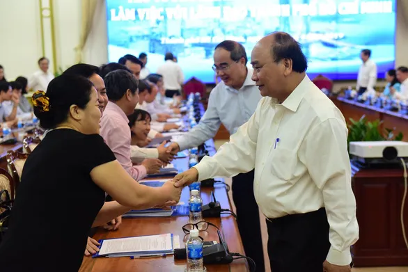 Thủ tướng Nguyễn Xuân Phúc bắt tay các đại biểu trước khi bắt đầu cuộc làm việc - Ảnh: TTO 